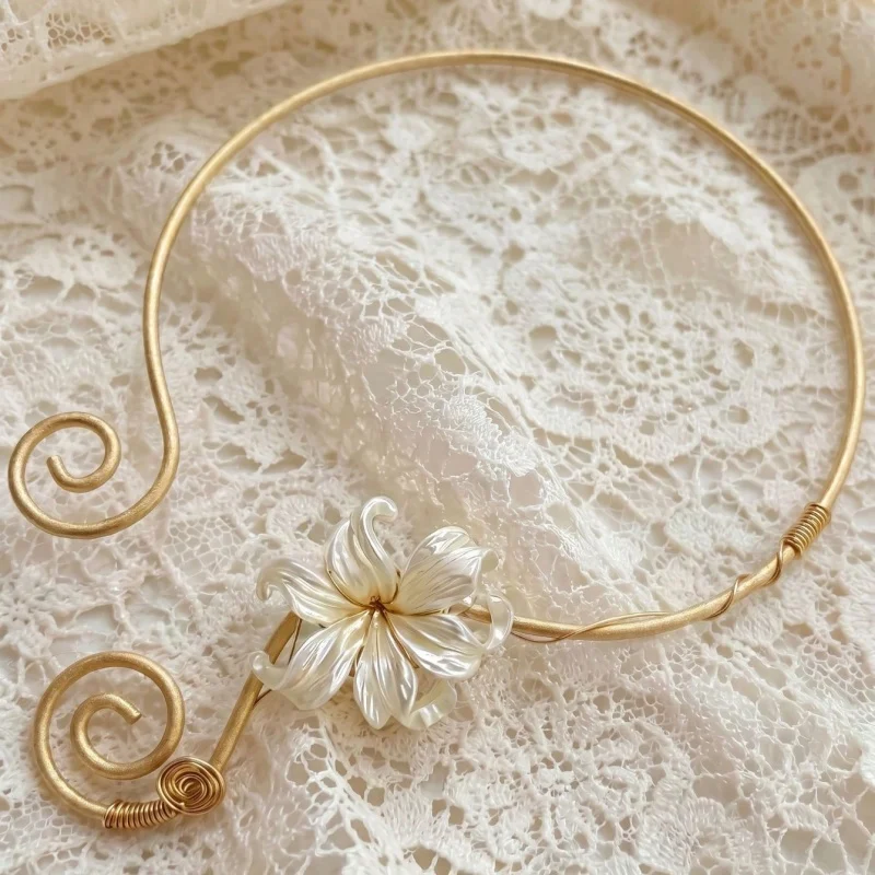 French Iris Flower Open Necklace for Women Elegant Winding White Flower Spiral Unique Design Sensation Accessory
French Iris Flower Open Necklace for Women Elegant Winding White Flower Spiral Unique Design Sensation Accessory