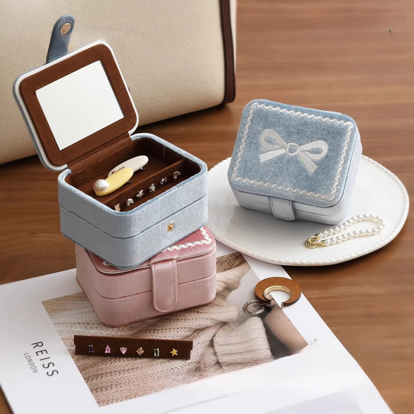 Velvet Small Jewelry Box, Portable Travel Case Organizer for Rings Earrings Necklace, Light Luxury Compact Storage, Elegant Gift
Velvet Small Jewelry Box, Portable Travel Case Organizer for Rings Earrings Necklace, Light Luxury Compact Storage, Elegant Gift
