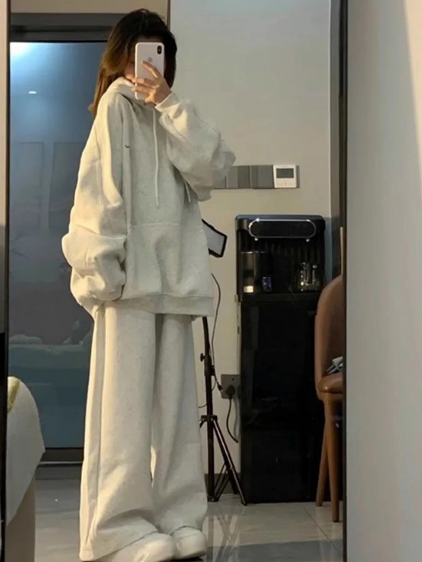 Весенне-осенняя толстовка с капюшоном, повседневный спортивный костюм для женщин, корейский стиль, свободный, для похудения, универсальный, ленивый стиль, студенческая ниша, универсальный комплект из двух предметов
Весенне-осенняя толстовка с капюшоном, повседневный спортивный костюм для женщин, корейский стиль, свободный, для похудения, универсальный, ленивый стиль, студенческая ниша, универсальный комплект из двух предметов