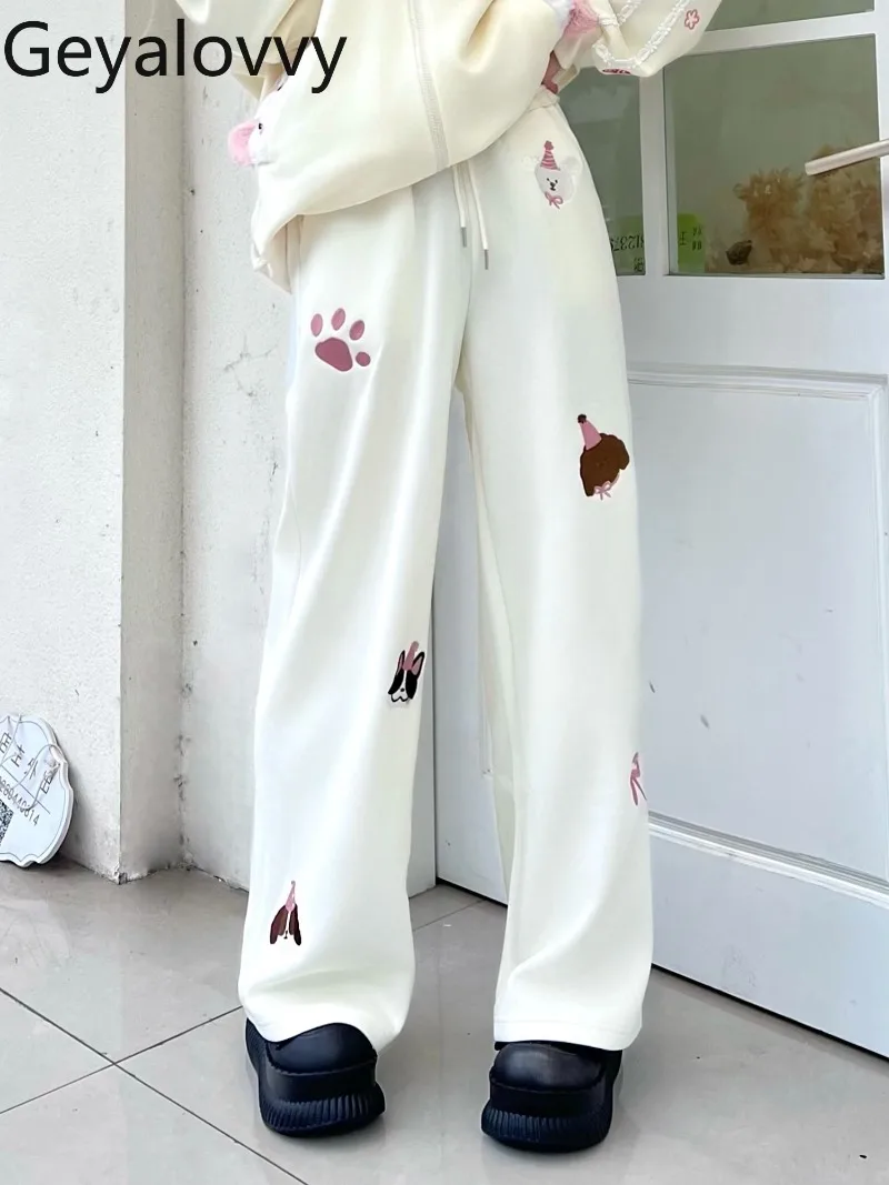 Милые повседневные брюки в студенческом стиле с вышивкой, милые женские весенне-осенние свободные универсальные широкие длинные брюки с высокой талией
Милые повседневные брюки в студенческом стиле с вышивкой, милые женские весенне-осенние свободные универсальные широкие длинные брюки с высокой талией