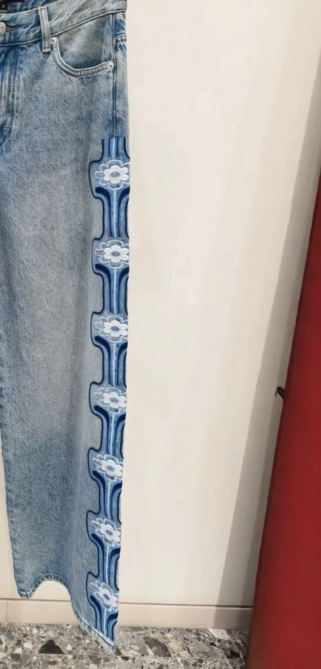 2026 Summer Side Floral Embroidery Women's Zipper Denim Pants Spring New Casual Ladies High Waist Straight Leg Jeans
2026 Summer Side Floral Embroidery Women's Zipper Denim Pants Spring New Casual Ladies High Waist Straight Leg Jeans