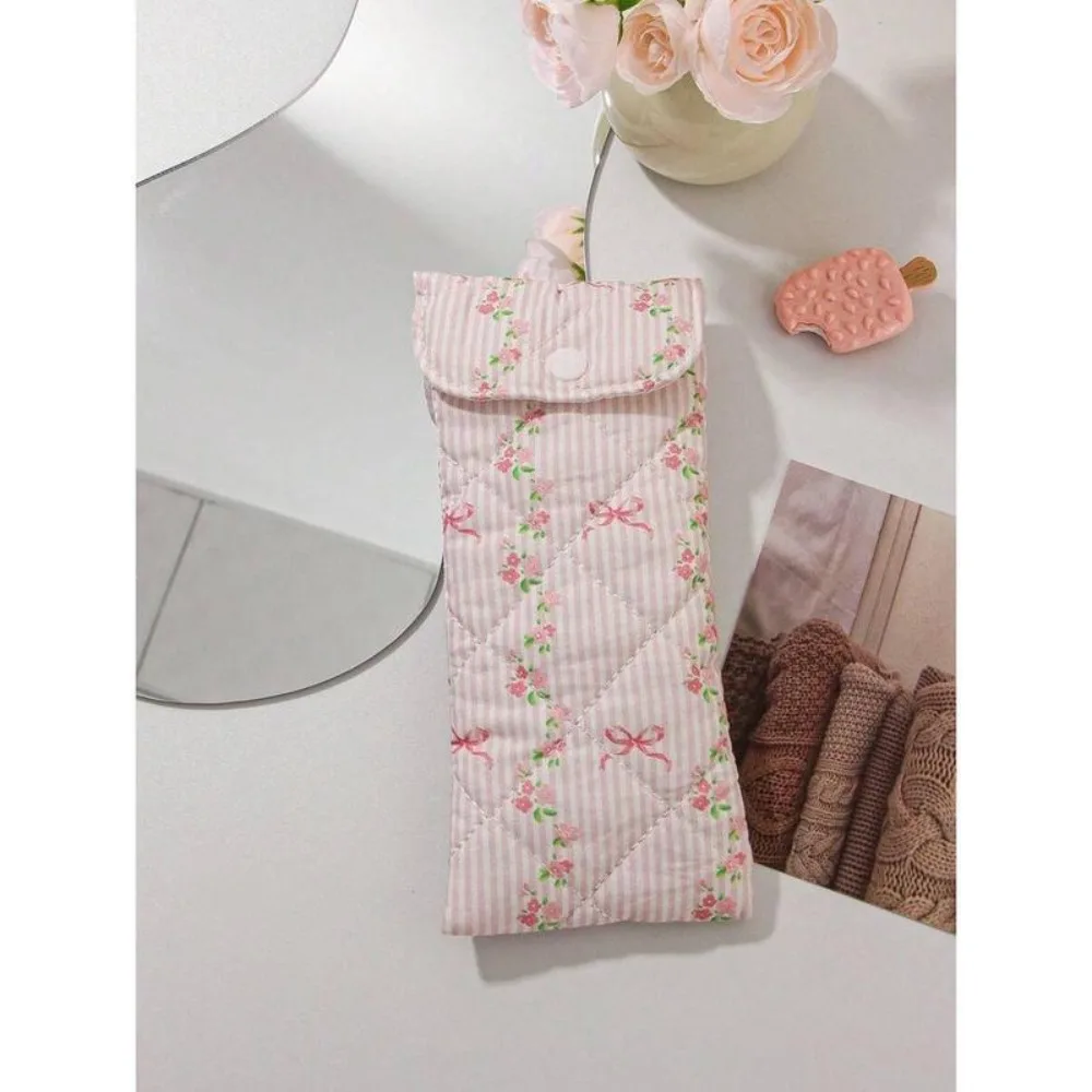 Fashion Pink Heart Small Glasses Bag Flower Sweet Pencil Pouch Bear and Strawberry Cute Women Makeup Bag Gifts
Fashion Pink Heart Small Glasses Bag Flower Sweet Pencil Pouch Bear and Strawberry Cute Women Makeup Bag Gifts