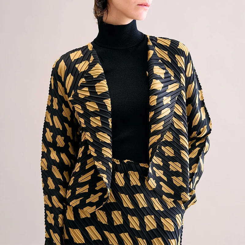 Miyake Pleated Coat Women's Autumn 2023 New Knitted Casual Geometric Printed Cardigan Top Fashion Trend
Miyake Pleated Coat Women's Autumn 2023 New Knitted Casual Geometric Printed Cardigan Top Fashion Trend