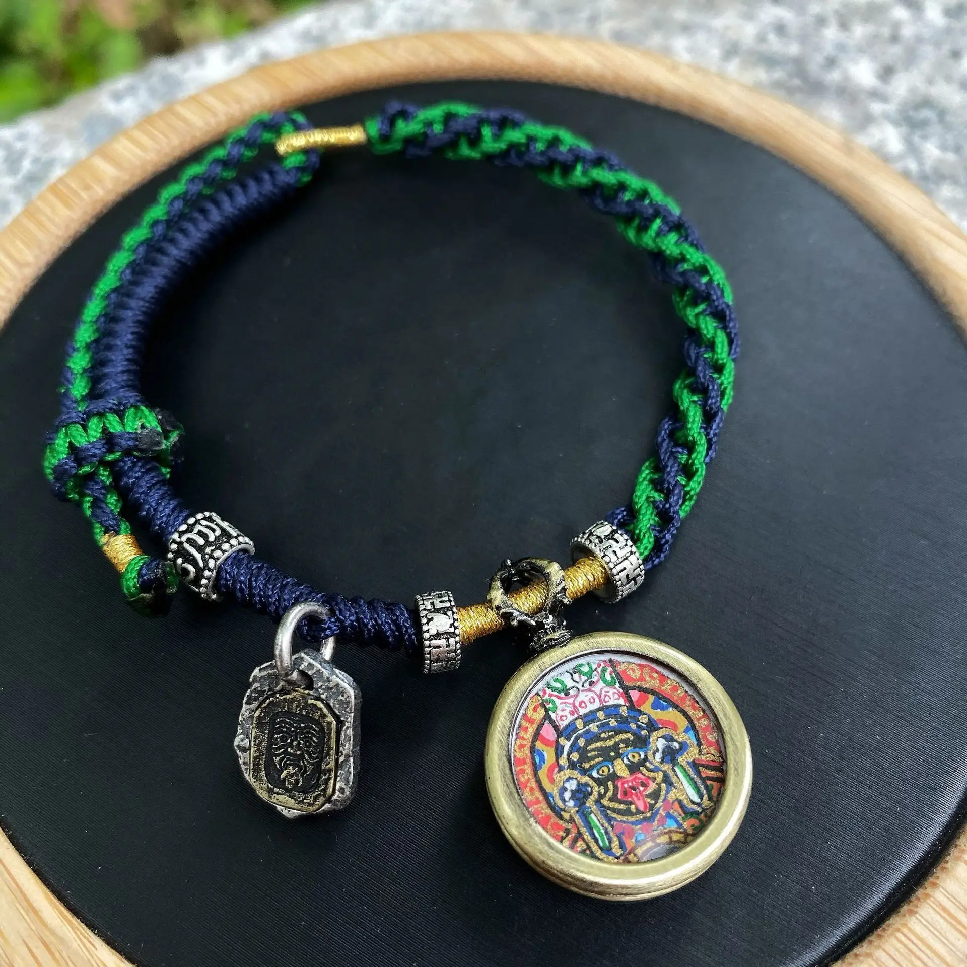 Тибетский окрашенный вручную небольшой браслет Zakiram thangka с тканым мужским и женским транспортным тросом аксессуары
Тибетский окрашенный вручную небольшой браслет Zakiram thangka с тканым мужским и женским транспортным тросом аксессуары