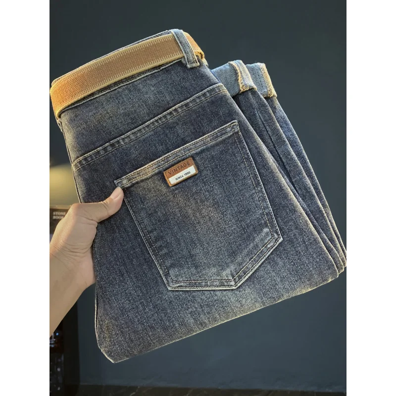 Осень и зима, новые джинсы 2025 года, модные потертые маленькие ноги, элитные легкие роскошные мужские брюки, винтажные casua
Осень и зима, новые джинсы 2025 года, модные потертые маленькие ноги, элитные легкие роскошные мужские брюки, винтажные casua