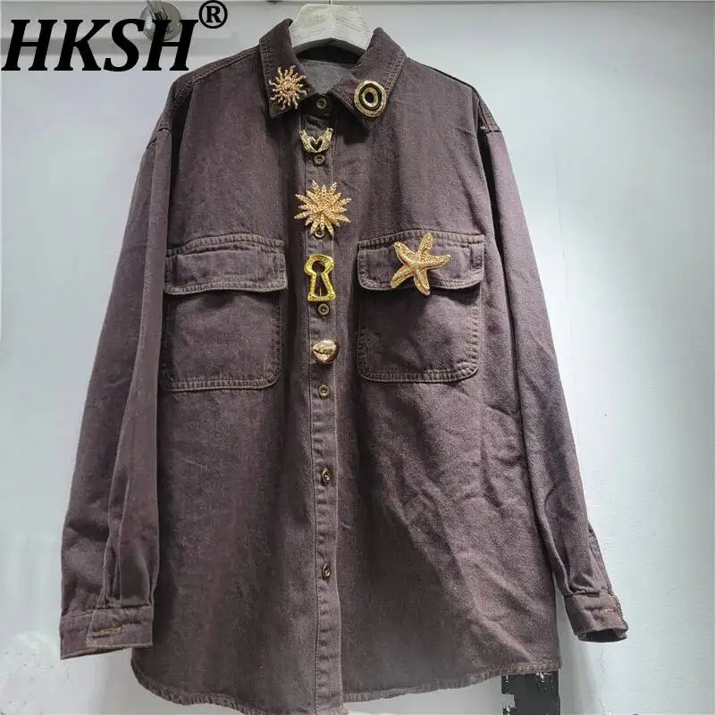 HKSH 2026 Spring Autumn New Women Denim Shirt Turn-down Collar Metal Buttoned Long Sleeves Pockets Streetwear Blouse Top HK18178
HKSH 2026 Spring Autumn New Women Denim Shirt Turn-down Collar Metal Buttoned Long Sleeves Pockets Streetwear Blouse Top HK18178