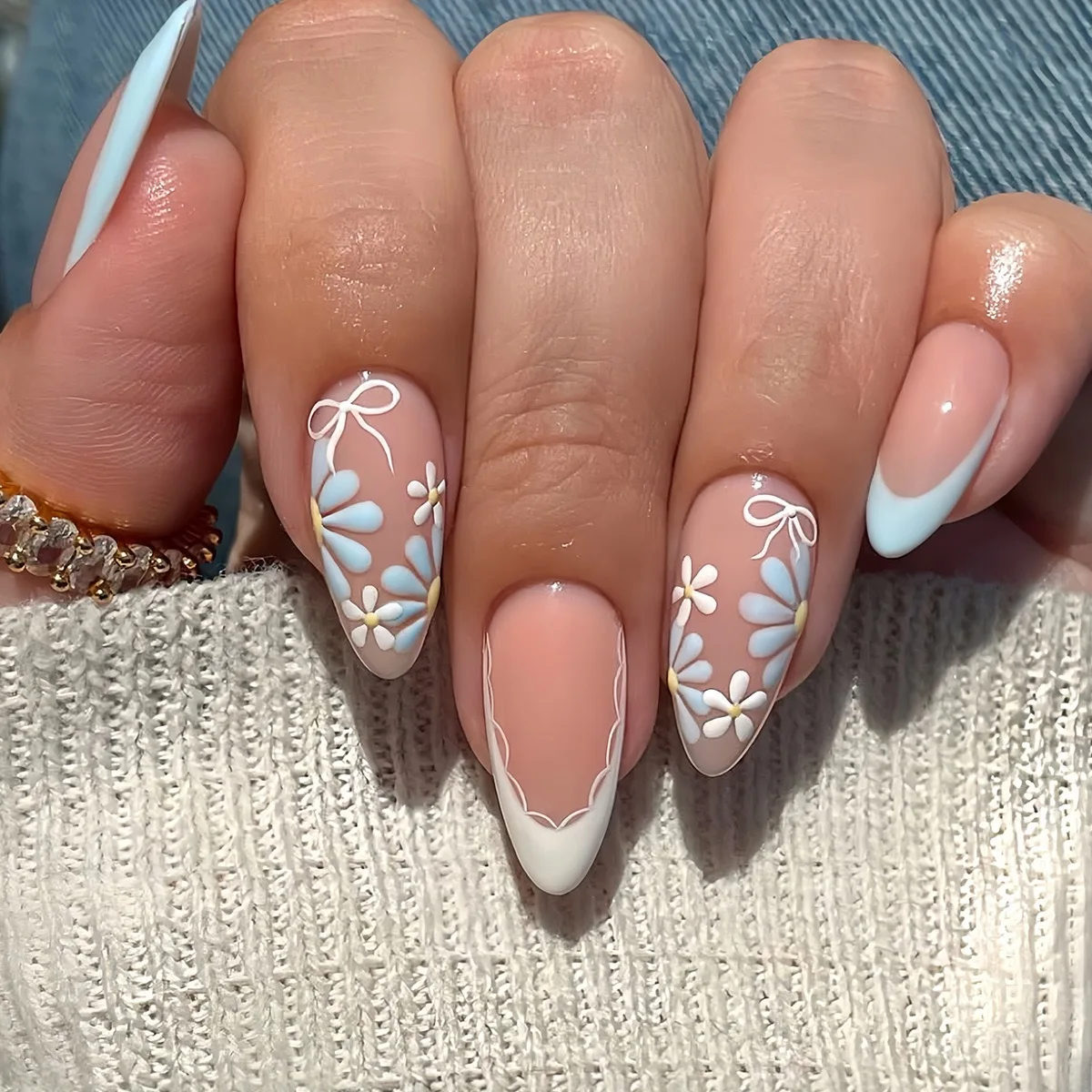 24PCS Nude Blue White French Fresh Almond Press on Nails Daisy Flower Bow Print Delicate Sweet Style Glossy Reusable False Nails
24PCS Nude Blue White French Fresh Almond Press on Nails Daisy Flower Bow Print Delicate Sweet Style Glossy Reusable False Nails