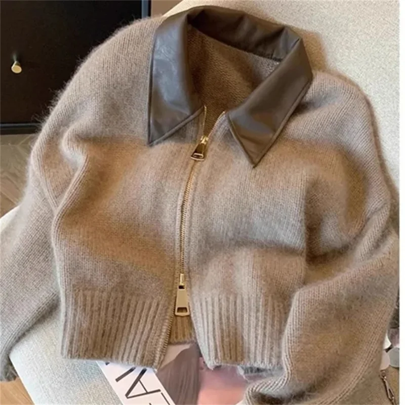 2025 New Autumn Winter Knitted Cardigan Sweater Women Fashion Long-Sleeved Short Splicing Leather Collar Zipper Female Sweater
2025 New Autumn Winter Knitted Cardigan Sweater Women Fashion Long-Sleeved Short Splicing Leather Collar Zipper Female Sweater