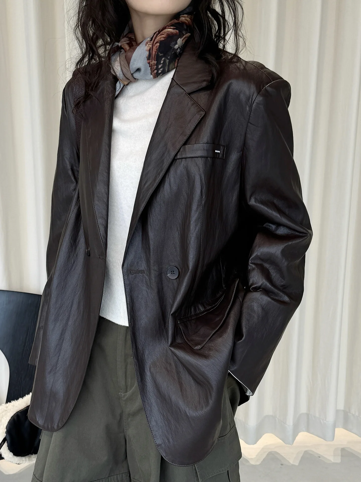 Early spring new Korean retro fashionable vintage distressed leather suit with a loose and comfortable silhouette for women
Early spring new Korean retro fashionable vintage distressed leather suit with a loose and comfortable silhouette for women