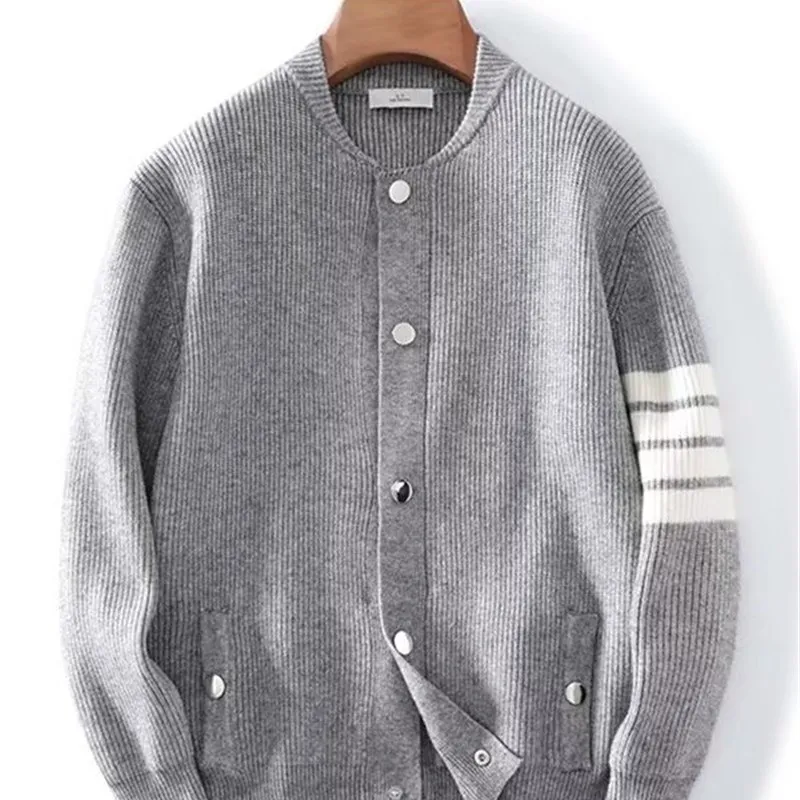 Повседневный свободный мужской вязаный кардиган, свитер в полоску с узором, осень-зима, корейская верхняя одежда Lazy Faion для пар
Повседневный свободный мужской вязаный кардиган, свитер в полоску с узором, осень-зима, корейская верхняя одежда Lazy Faion для пар