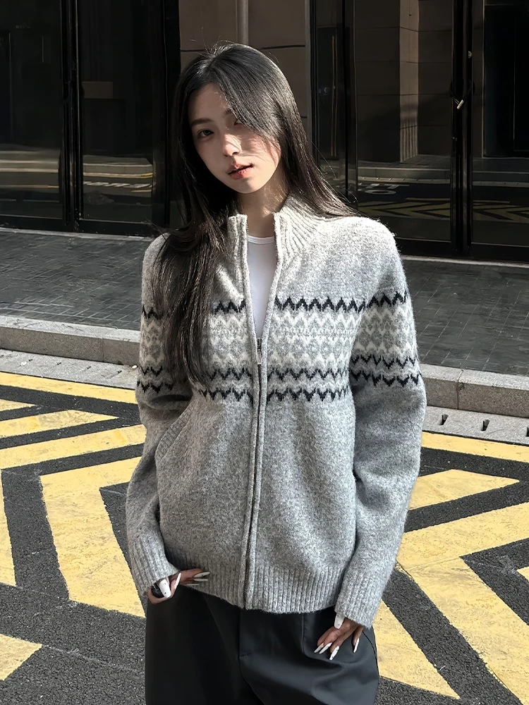 Мягкий уютный мужской кардиган с воротником-стойкой, свободного кроя, в расслабленном стиле, осенний, на молнии, вязаная верхняя одежда в винтажном стиле
Мягкий уютный мужской кардиган с воротником-стойкой, свободного кроя, в расслабленном стиле, осенний, на молнии, вязаная верхняя одежда в винтажном стиле