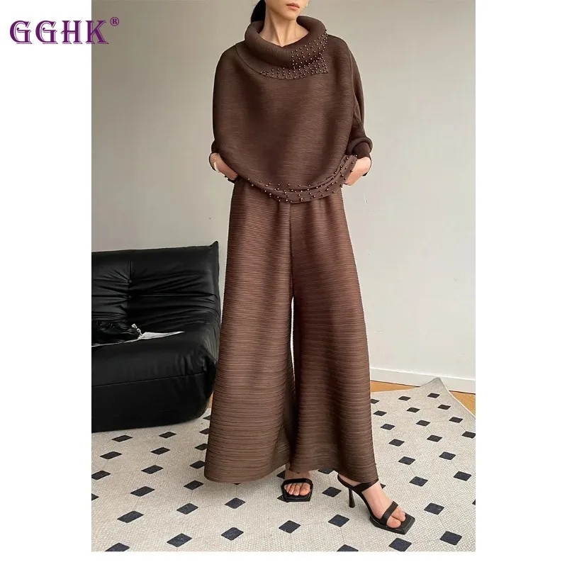 GGHK Pleated Women Two Piece Scarf Neck Bat Sleeve Solid Color Top High Waisted Loose Casual Wide Leg Pants 2025 Spring New Suit
GGHK Pleated Women Two Piece Scarf Neck Bat Sleeve Solid Color Top High Waisted Loose Casual Wide Leg Pants 2025 Spring New Suit