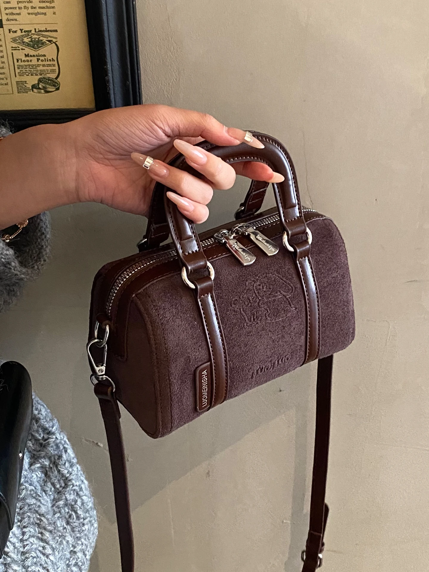 Бархатная сумка через плечо Ele, женская простая сумка-подушка, повседневная сумка Sle, зима 2025 Faion Trend, без зарегистрированного бренда
Бархатная сумка через плечо Ele, женская простая сумка-подушка, повседневная сумка Sle, зима 2025 Faion Trend, без зарегистрированного бренда