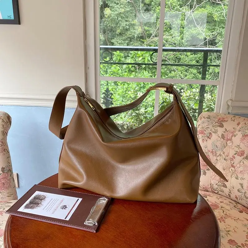 Korean Version of Daily Bag Soft Collapse Minimalist Shoulder 2025 New Women's Large-capacity Messenger Bag
Korean Version of Daily Bag Soft Collapse Minimalist Shoulder 2025 New Women's Large-capacity Messenger Bag