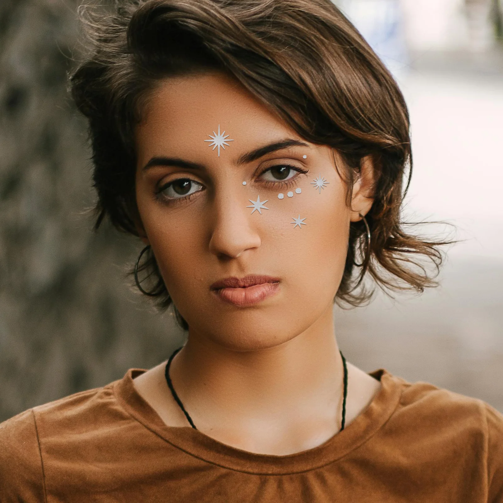 4 шт., наклейки для лица с веснушками, реалистичные серебряные блестящие временные татуировки, водонепроницаемые праздничные наклейки для макияжа
4 шт., наклейки для лица с веснушками, реалистичные серебряные блестящие временные татуировки, водонепроницаемые праздничные наклейки для макияжа