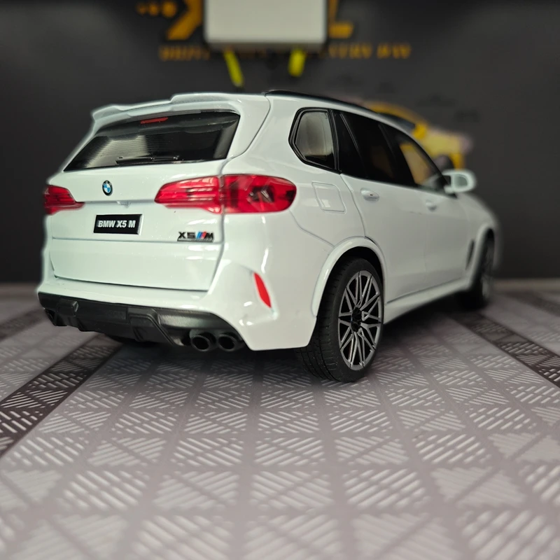 1:24 BMW X5M alloy off-road vehicle model doors and engine hood, trunk can be opened has simulated sound and lighting functions
1:24 BMW X5M alloy off-road vehicle model doors and engine hood, trunk can be opened has simulated sound and lighting functions