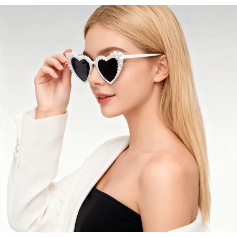 PESENAR "Valentine's Day White Heart - Shaped Sunglasses with Pearls: Glamorous & Romantic for V-Day Style."
PESENAR "Valentine's Day White Heart - Shaped Sunglasses with Pearls: Glamorous & Romantic for V-Day Style."