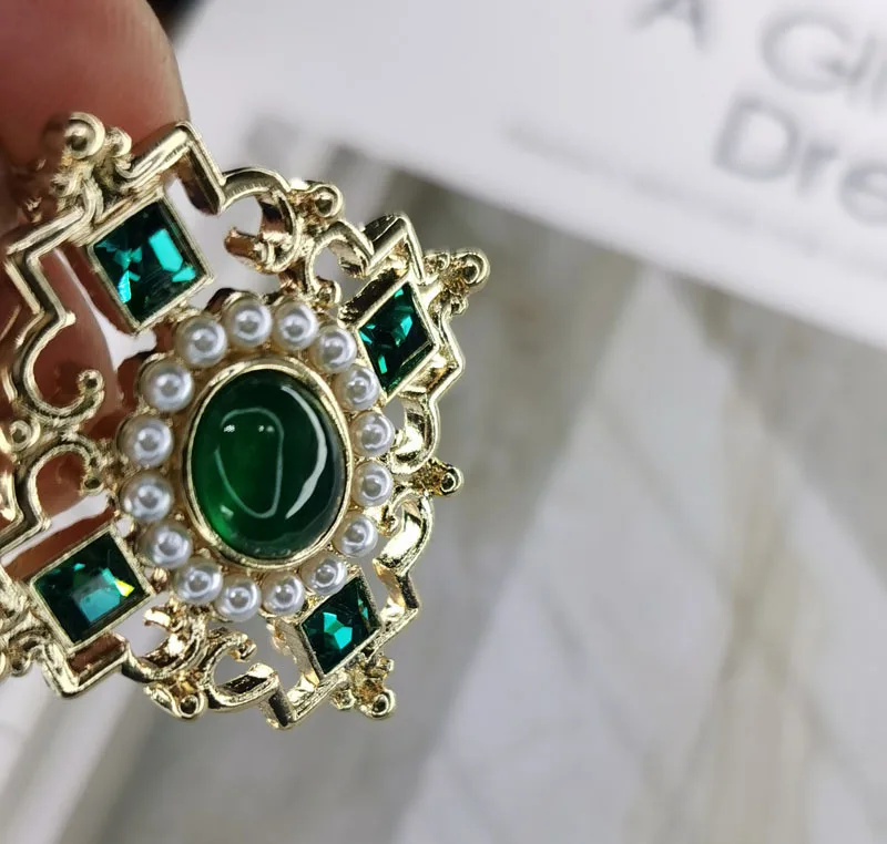Vintage Baroque Hollow Green Imitation Gemstone Brooch Classic Cross Corsage Pins Women Party Clothing Jewelry Accessories
Vintage Baroque Hollow Green Imitation Gemstone Brooch Classic Cross Corsage Pins Women Party Clothing Jewelry Accessories