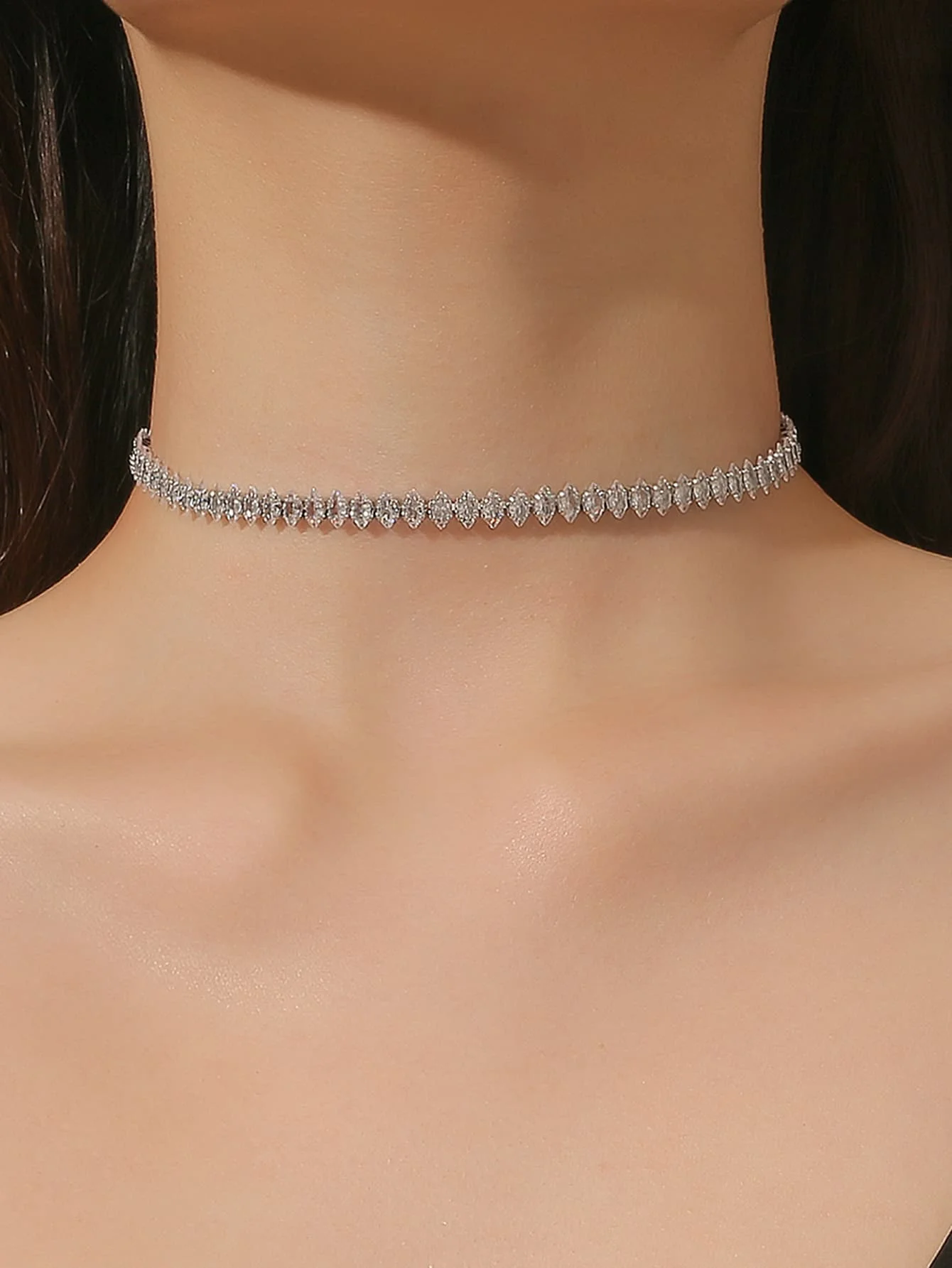 Элегантное колье-чокер с геометрическим кулоном в форме конского глаза из циркония для повседневной и торжественной носки
Элегантное колье-чокер с геометрическим кулоном в форме конского глаза из циркония для повседневной и торжественной носки