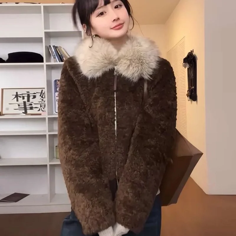 Женская утепленная меховая куртка из овечьего вельвета, экологичная, модная, теплая, повседневная, с комбинированными вставками
Женская утепленная меховая куртка из овечьего вельвета, экологичная, модная, теплая, повседневная, с комбинированными вставками