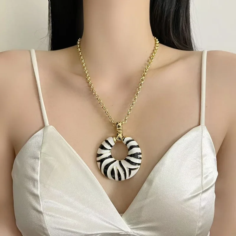 Retro Zebra Print Metal Necklace for Women European Style Fashion Jewelry Gold Beaded Choker Sweater Chain Party Accessory
Retro Zebra Print Metal Necklace for Women European Style Fashion Jewelry Gold Beaded Choker Sweater Chain Party Accessory