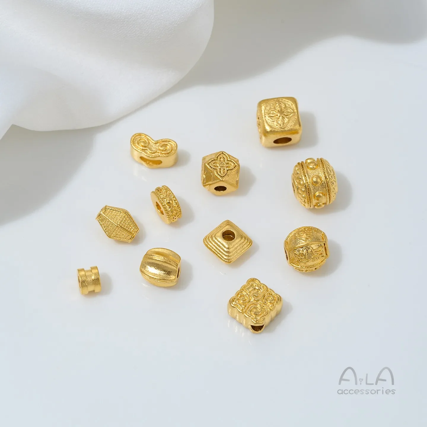 Медные позолоченные бусины, аксессуары, проставки для колес, бусины-ведра, благоприятные облачные нити, хрустальные материалы, материалы для ювелирных изделий своими руками
Медные позолоченные бусины, аксессуары, проставки для колес, бусины-ведра, благоприятные облачные нити, хрустальные материалы, материалы для ювелирных изделий своими руками