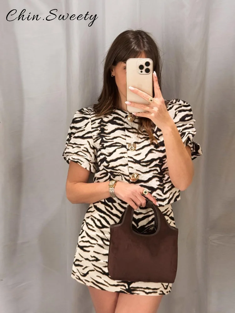 Fashion Zebra Stripes Skirts Sets Women O-neck Puffy Sleeve Single Breasted Top A-line Mini Skirt 2025 Summer Lady Streetwears
Fashion Zebra Stripes Skirts Sets Women O-neck Puffy Sleeve Single Breasted Top A-line Mini Skirt 2025 Summer Lady Streetwears
