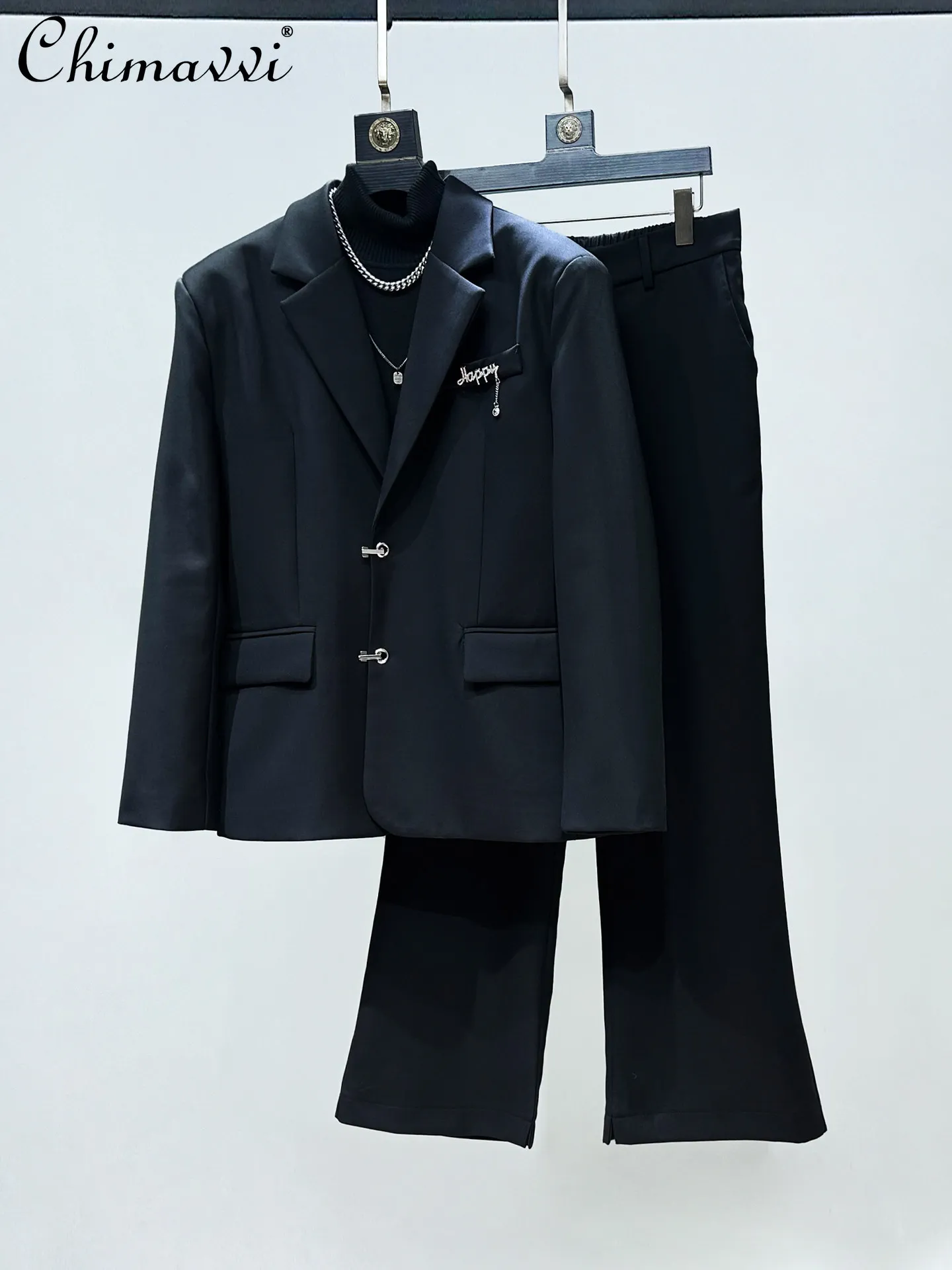 Мужской повседневный костюм-двойка 2026 года: модный черный комплект с однобортным пиджаком и брюками клеш с высокой талией
Мужской повседневный костюм-двойка 2026 года: модный черный комплект с однобортным пиджаком и брюками клеш с высокой талией