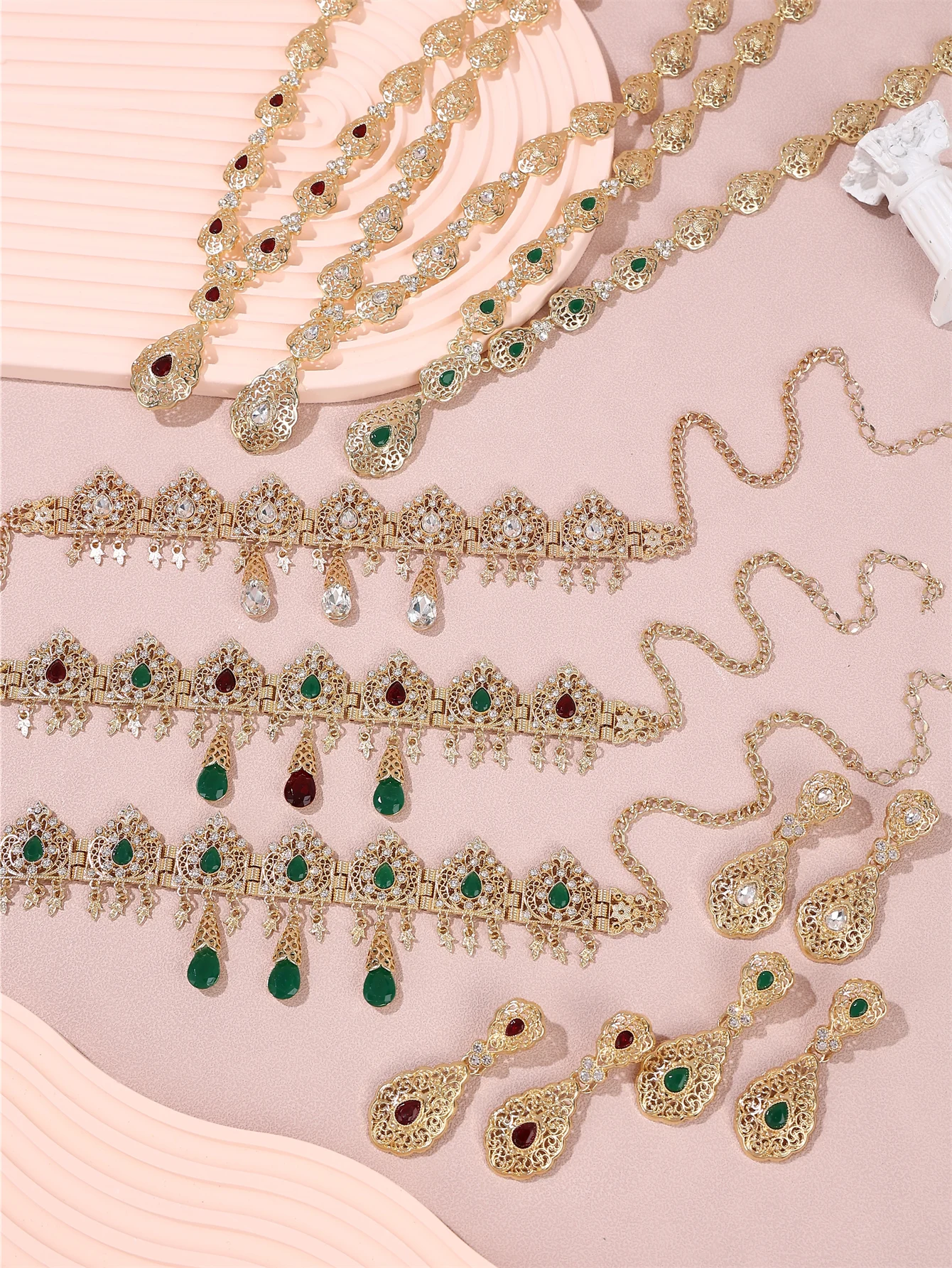 Luxurious inlaid rhinestone metal necklace, earrings, headband, three piece set for ladies to wear at weddings and banquets
Luxurious inlaid rhinestone metal necklace, earrings, headband, three piece set for ladies to wear at weddings and banquets