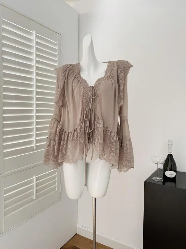 French Vintage New Ladies Khaki Patchwork Lace Pleated Short Tops Spring Autumn Elegant V-neck Loose Long Sleeve Versatile Shirt
French Vintage New Ladies Khaki Patchwork Lace Pleated Short Tops Spring Autumn Elegant V-neck Loose Long Sleeve Versatile Shirt