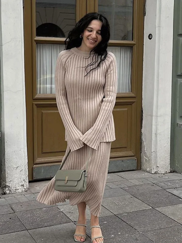 2024 Autumn Women Solid Knitted Long Skirt Suit Fashion Lady Full Sleeved O-neck Pullover Tops Set Female Casual Loose Outfits
2024 Autumn Women Solid Knitted Long Skirt Suit Fashion Lady Full Sleeved O-neck Pullover Tops Set Female Casual Loose Outfits