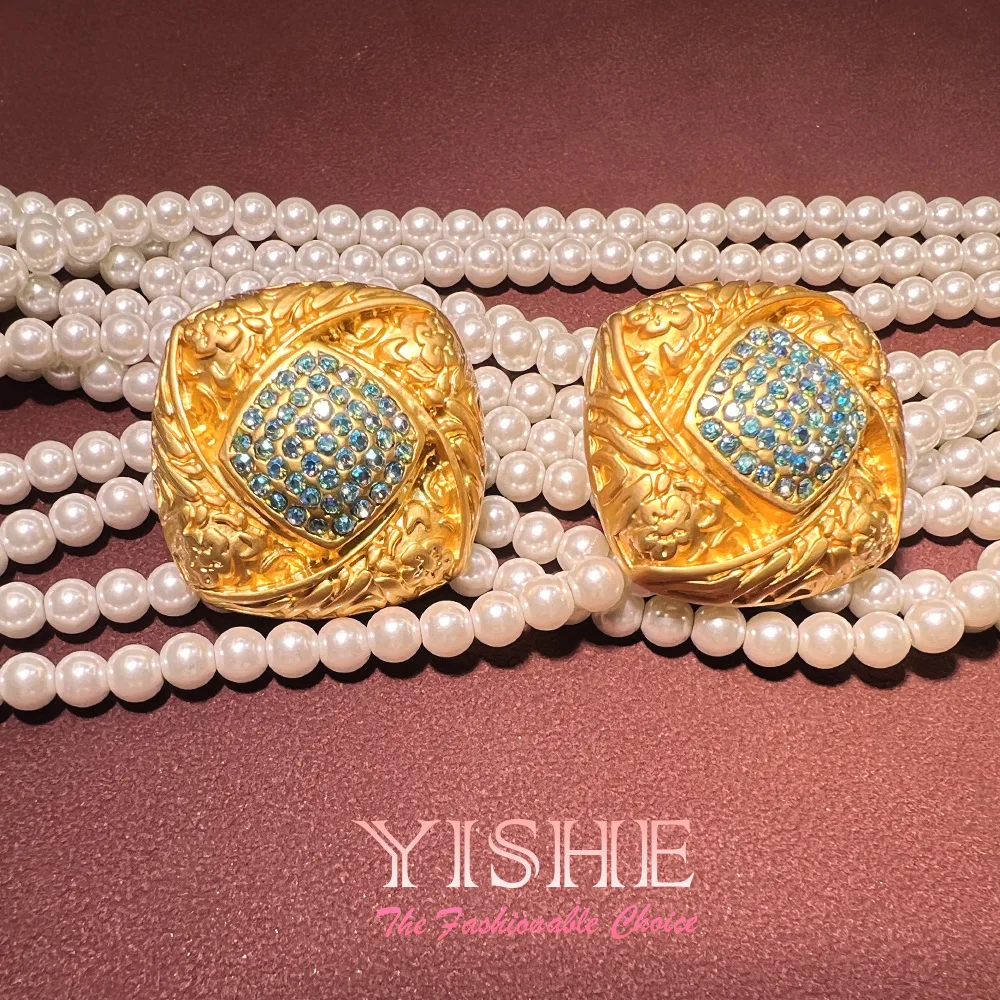 Серьги-гвоздики в виде французских багетов, винтажные, с бриллиантами, в стиле Хепберн, изысканные и универсальные, из серебра 925 пробы.
Серьги-гвоздики в виде французских багетов, винтажные, с бриллиантами, в стиле Хепберн, изысканные и универсальные, из серебра 925 пробы.