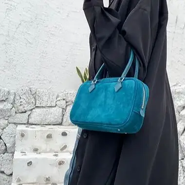 Velvet-Finish Boston BagWomen's Small Square Handbag Top-Handle, Shoulder, Crossbody Style Spacious Capacity Durable Retro Soft
Velvet-Finish Boston BagWomen's Small Square Handbag Top-Handle, Shoulder, Crossbody Style Spacious Capacity Durable Retro Soft