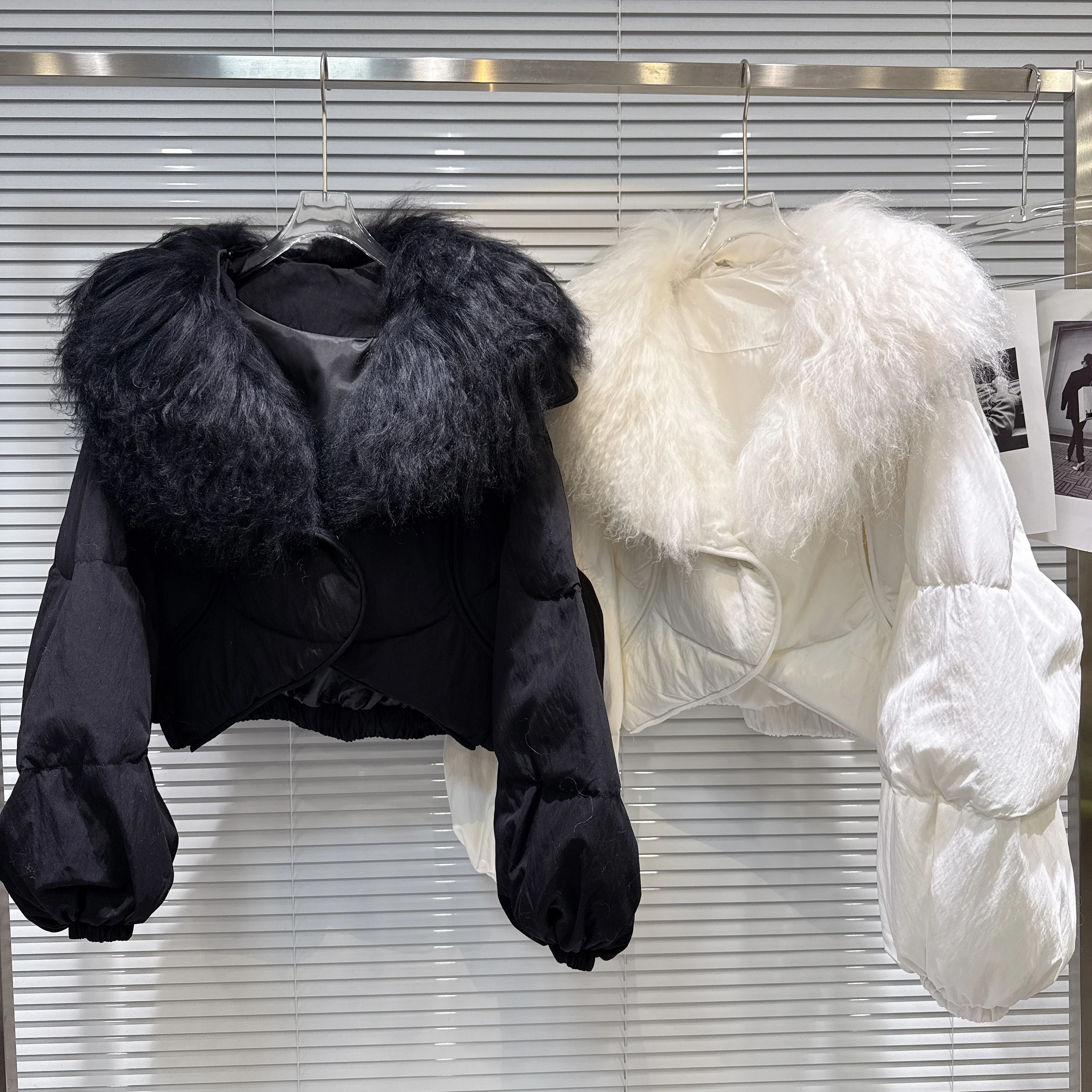 2025 Winter New Fashionable Hot Girl Large Lamb Wool Collar Short Warm Cotton Jacket Coat for Women
2025 Winter New Fashionable Hot Girl Large Lamb Wool Collar Short Warm Cotton Jacket Coat for Women