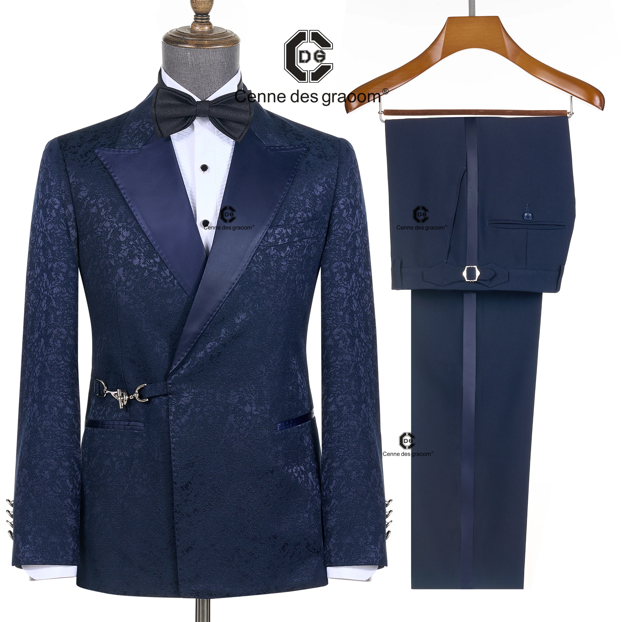 Cenne Des Graoom 2026 Elegant Luxury Blue Tuxedo Floral Jacquard Metal Side Release Buckle 2 Pieces Set Wedding Party Groomsmen
Cenne Des Graoom 2026 Elegant Luxury Blue Tuxedo Floral Jacquard Metal Side Release Buckle 2 Pieces Set Wedding Party Groomsmen