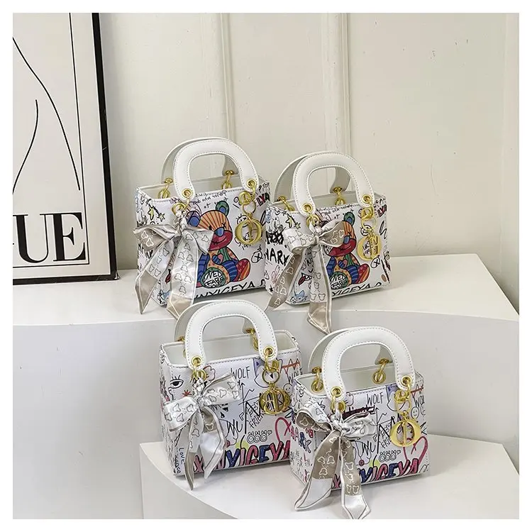 Exquisite Graffiti Fashion Women's Handbag New Fresh Stylish Versatile Dior-Style Bag High-Quality Trendy Crossbody Bag
Exquisite Graffiti Fashion Women's Handbag New Fresh Stylish Versatile Dior-Style Bag High-Quality Trendy Crossbody Bag
