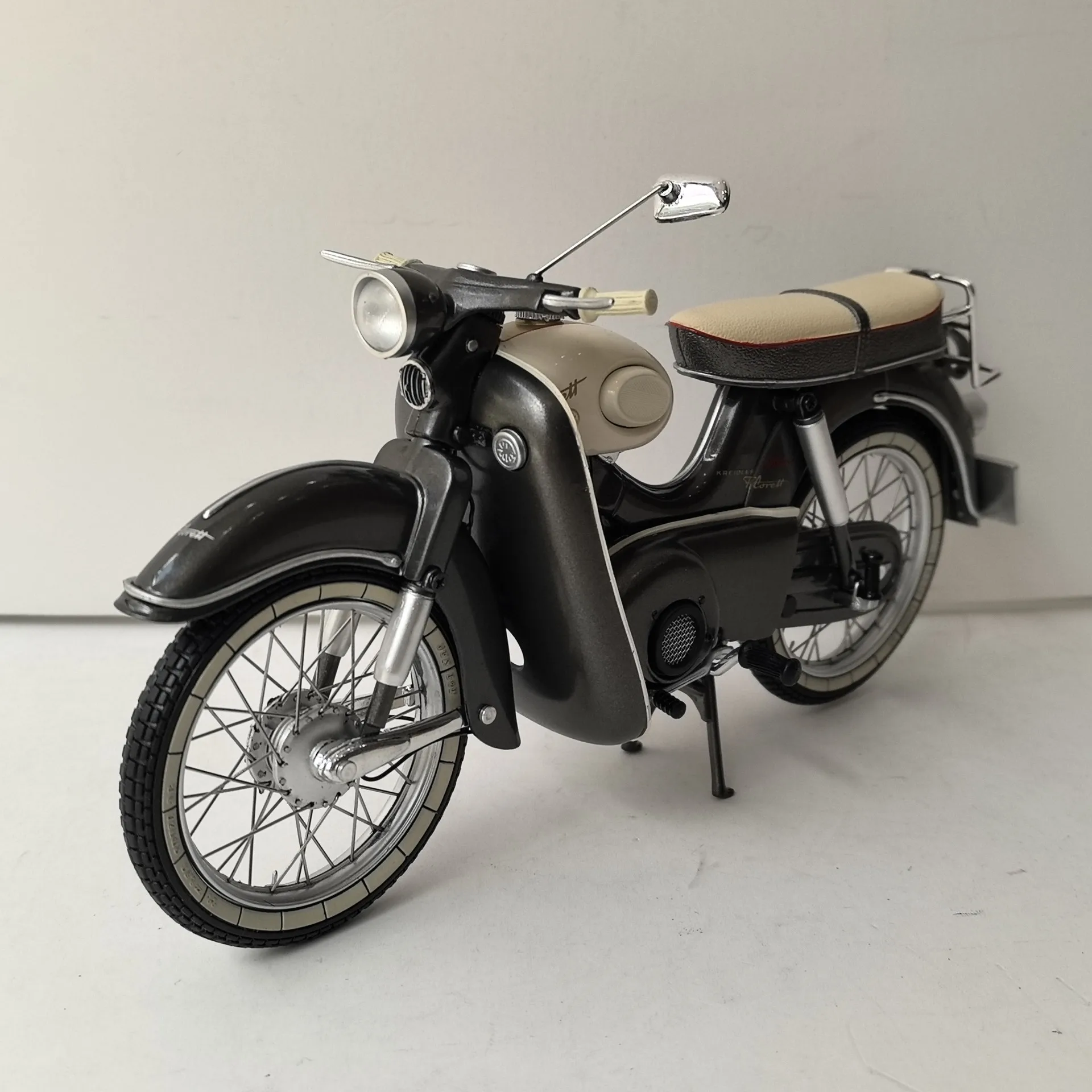 Diecast Schuco 1:10 Scale Kreidler Florett Super Alloy Motorcycle Alloy Car Model Collectible Toy Gift Souvenir Display Ornament
Diecast Schuco 1:10 Scale Kreidler Florett Super Alloy Motorcycle Alloy Car Model Collectible Toy Gift Souvenir Display Ornament