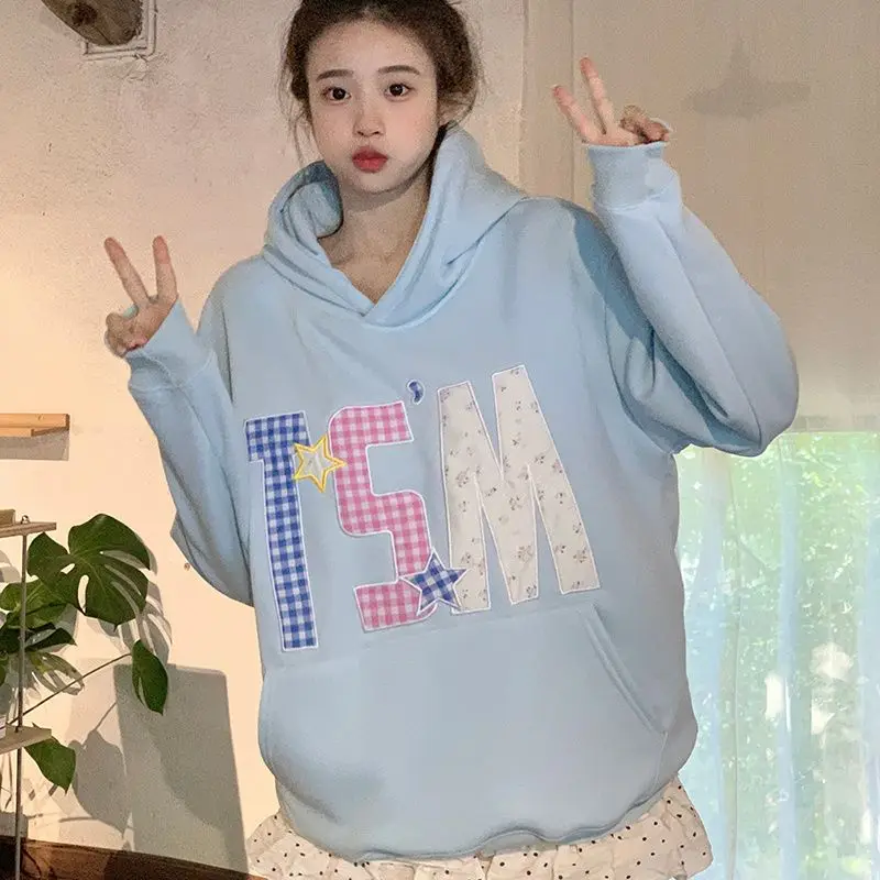 Высококачественная толстовка с вышивкой Kawaii Stars в стиле пэчворк «TSM» с буквенным принтом, милая женская толстовка большого размера для девочек, небесно-голубая корейская модная
Высококачественная толстовка с вышивкой Kawaii Stars в стиле пэчворк «TSM» с буквенным принтом, милая женская толстовка большого размера для девочек, небесно-голубая корейская модная