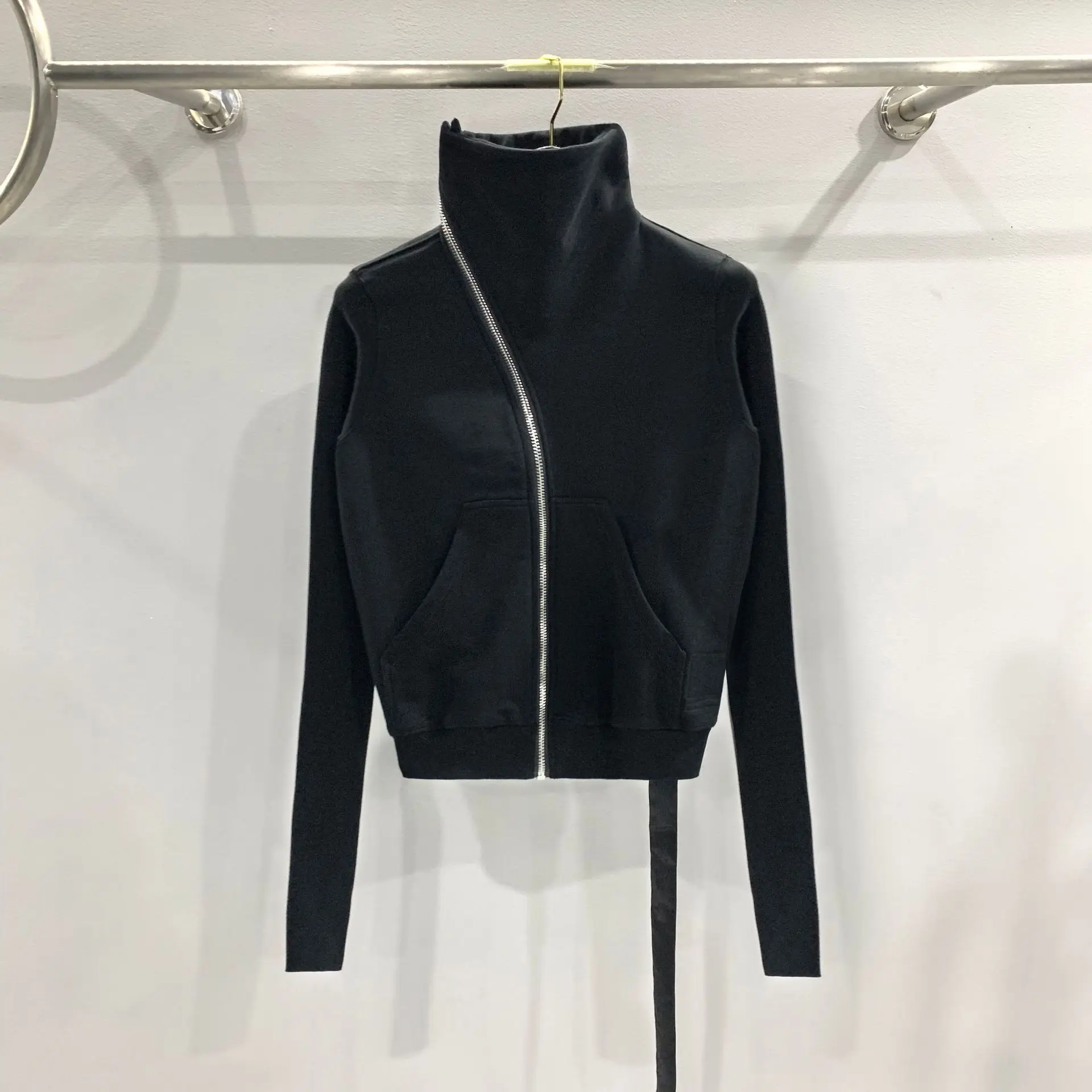 2025 Women's Dark RO Style Replica Vice Line Flutter Belt Slant Zipper High Neck Cotton Brushed Sweatshirt Jacket
2025 Women's Dark RO Style Replica Vice Line Flutter Belt Slant Zipper High Neck Cotton Brushed Sweatshirt Jacket