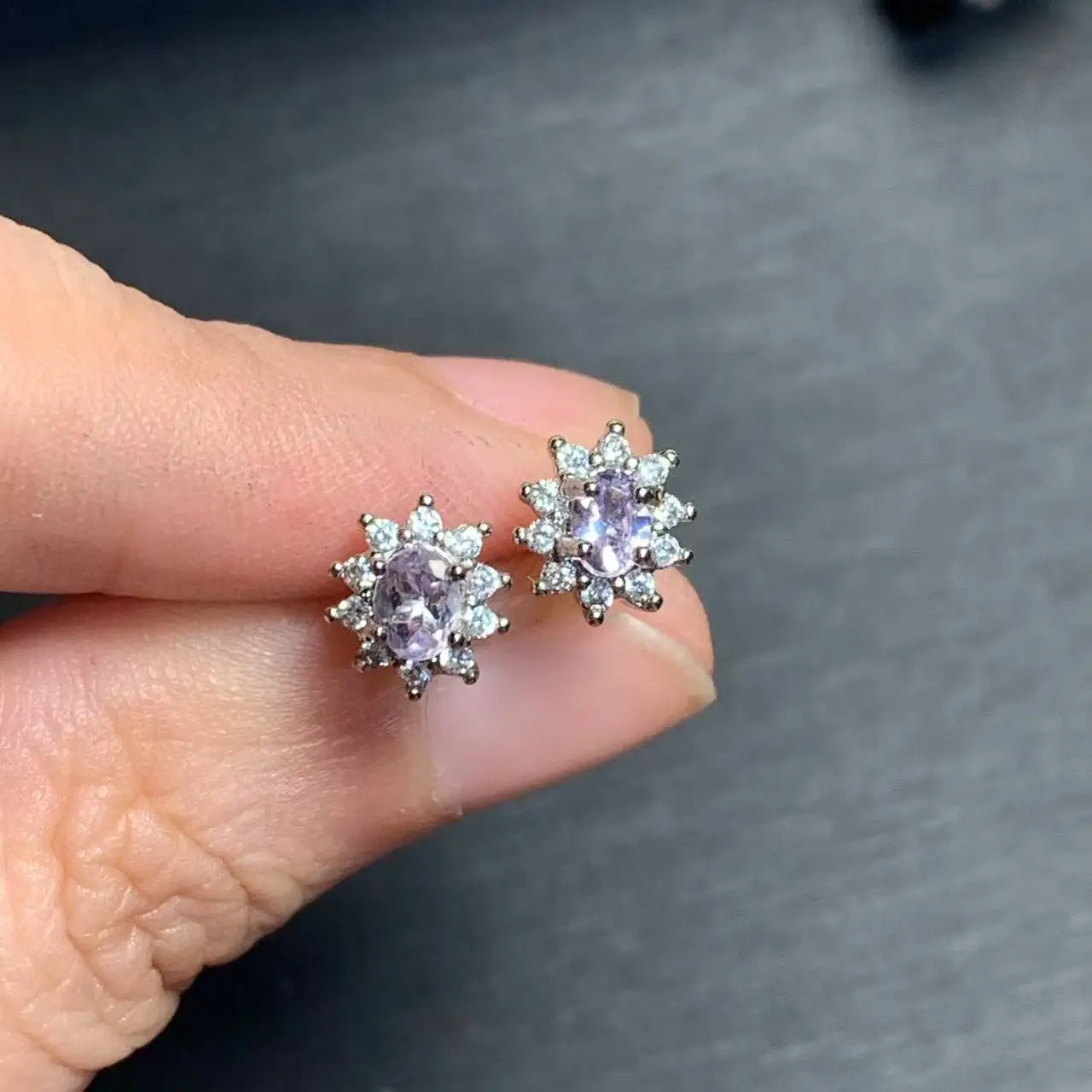 Natural Tanzanite Gemstone Stud Earrings for Women send randomly Wedding Handmade Jewelry Fashion Gift For Girl New
Natural Tanzanite Gemstone Stud Earrings for Women send randomly Wedding Handmade Jewelry Fashion Gift For Girl New