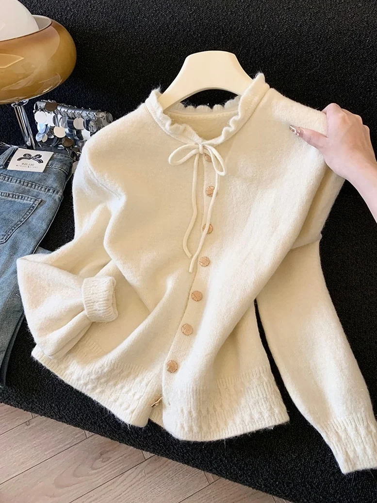 Мягкий вязаный кардиган с V-образным вырезом и длинными рукавами для женщин, универсальный, светло-бежевый, весенняя мода
Мягкий вязаный кардиган с V-образным вырезом и длинными рукавами для женщин, универсальный, светло-бежевый, весенняя мода