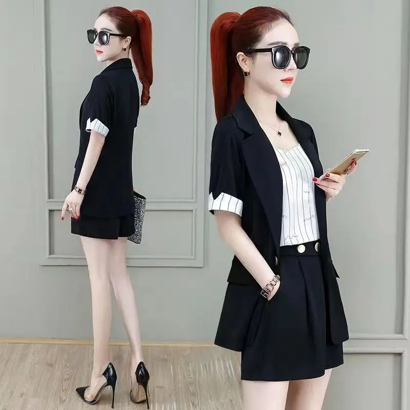 2026 New Style Small Suit Three Piece Set Summer High End Stylish Thin Fabric Petite Short Sleeve Shorts Suit Business Outfit
2026 New Style Small Suit Three Piece Set Summer High End Stylish Thin Fabric Petite Short Sleeve Shorts Suit Business Outfit