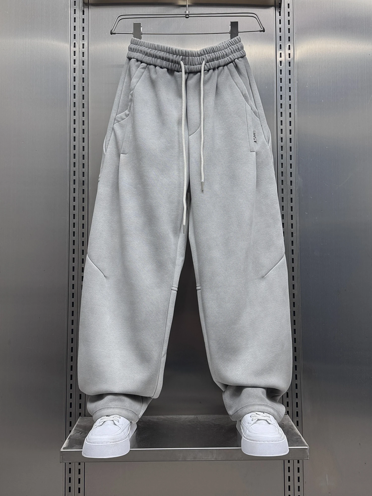 Мужские повседневные брюки прямого кроя, осенне-зимние, новые, свободные спортивные штаны, модные брюки-карго
Мужские повседневные брюки прямого кроя, осенне-зимние, новые, свободные спортивные штаны, модные брюки-карго