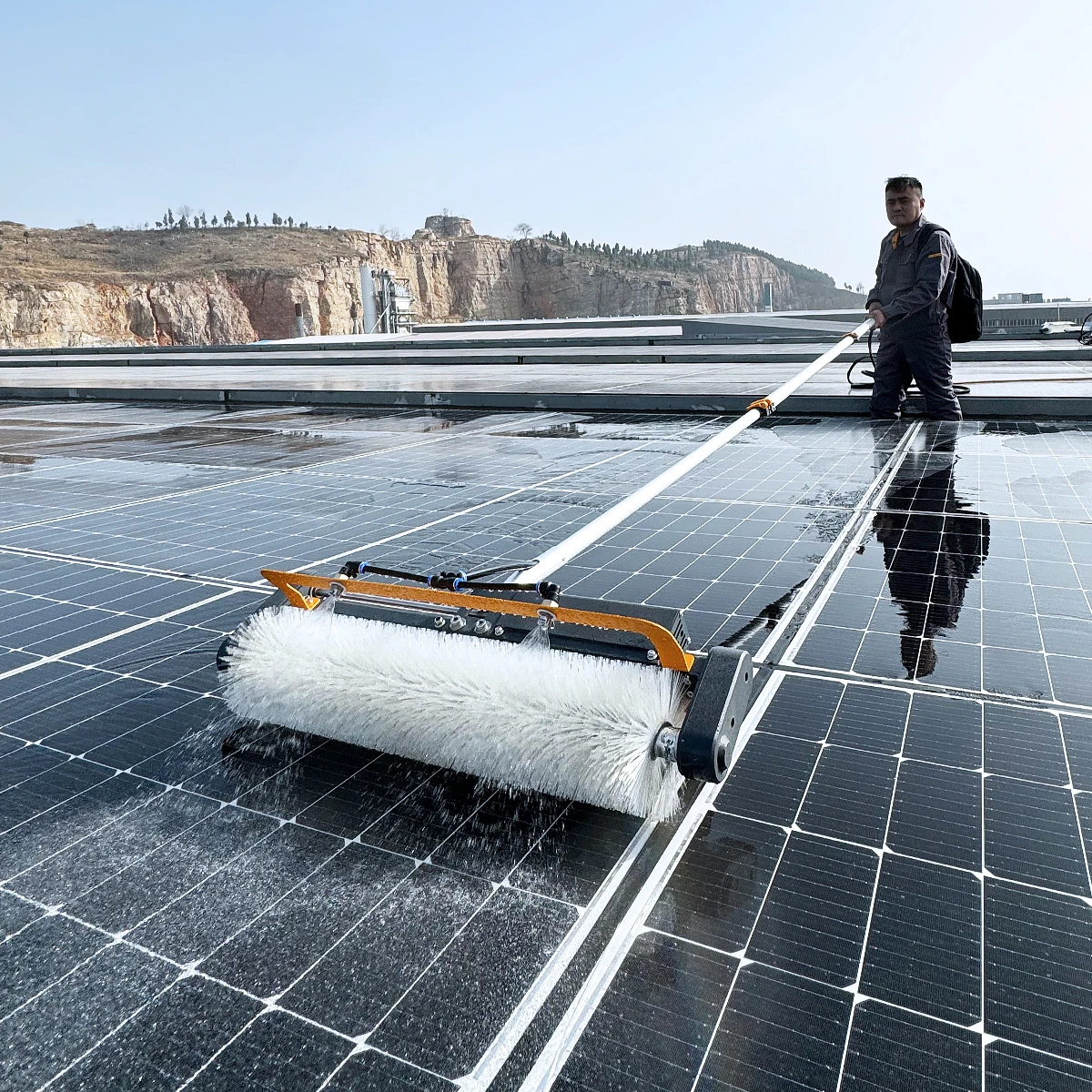 Cleaning tools Photovoltaic panel cleaning Handheld electric roller brush Photovoltaic panel cleaning equipment
Cleaning tools Photovoltaic panel cleaning Handheld electric roller brush Photovoltaic panel cleaning equipment