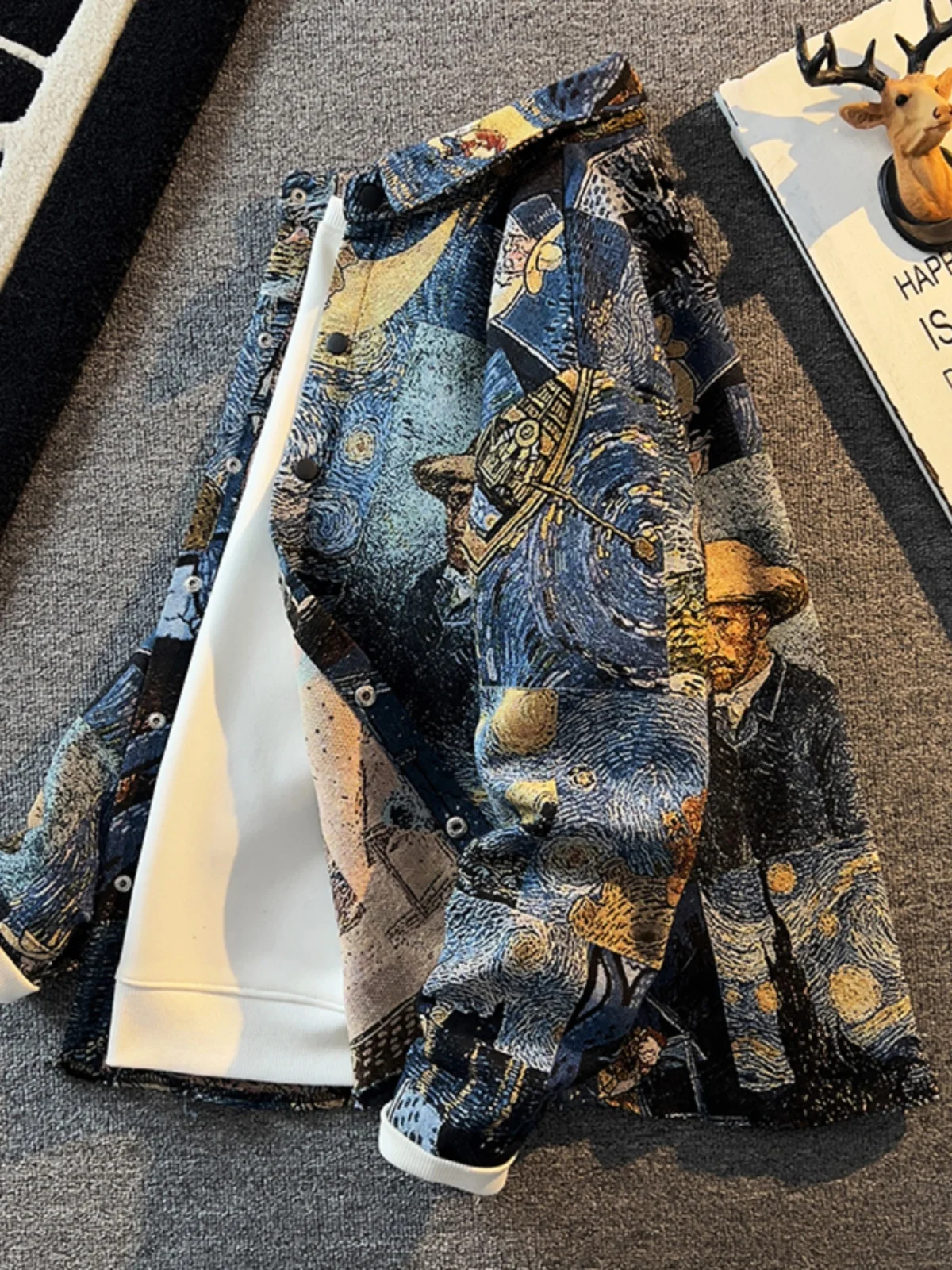 Винтажная американская свободная повседневная куртка для мужчин на весну-осень, модная, брендовая, с принтом масляной живописи Винсента Ван Гога.
Винтажная американская свободная повседневная куртка для мужчин на весну-осень, модная, брендовая, с принтом масляной живописи Винсента Ван Гога.