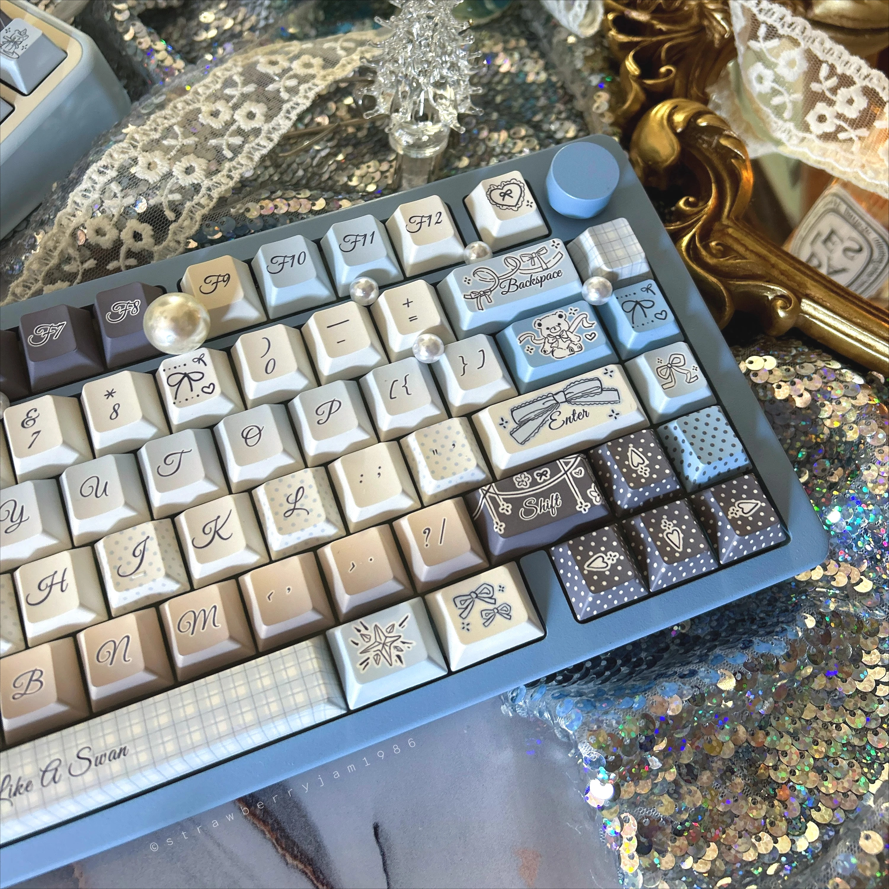 Swan Lake Keycap Moa Cherry Personality Keycap Pbt Material Blue Art Keycap 132Keys For Aula F75/F99
Swan Lake Keycap Moa Cherry Personality Keycap Pbt Material Blue Art Keycap 132Keys For Aula F75/F99