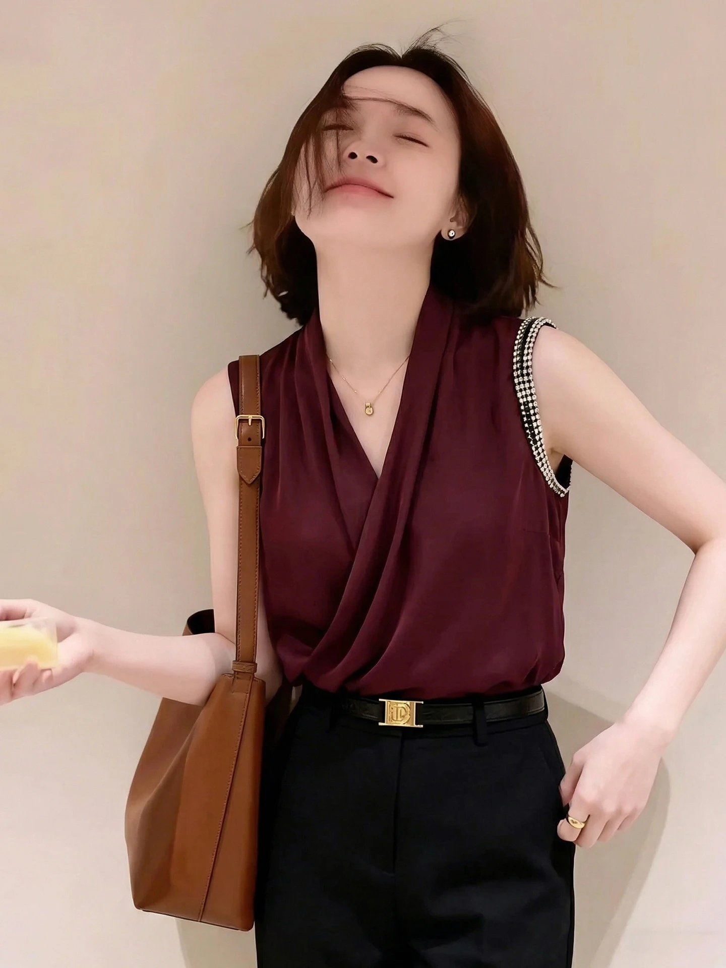 Elegant V-Neck Cross Backless Tank Top Women's Stylish Summer White Slim Fit Versatile Shirt Casual Chic Outerwear
Elegant V-Neck Cross Backless Tank Top Women's Stylish Summer White Slim Fit Versatile Shirt Casual Chic Outerwear