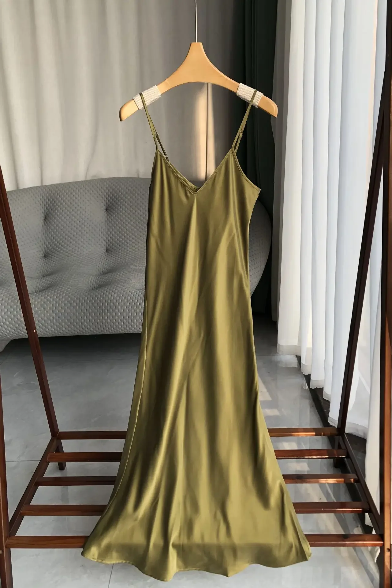 Sleeveless 100% Silk women's elegant dresses Bias Cut Sexy lingerie outfit Bride fancy underwear luxury robe pajama nightdress
Sleeveless 100% Silk women's elegant dresses Bias Cut Sexy lingerie outfit Bride fancy underwear luxury robe pajama nightdress