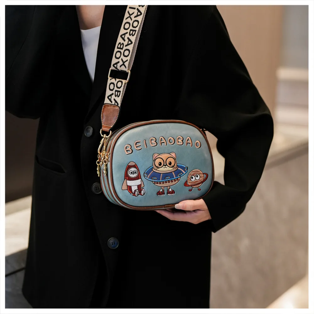 Beibaobao 2025 new single shoulder crossbody bag commuting niche women's bag blue beige cartoon simple outdoor small bag
Beibaobao 2025 new single shoulder crossbody bag commuting niche women's bag blue beige cartoon simple outdoor small bag