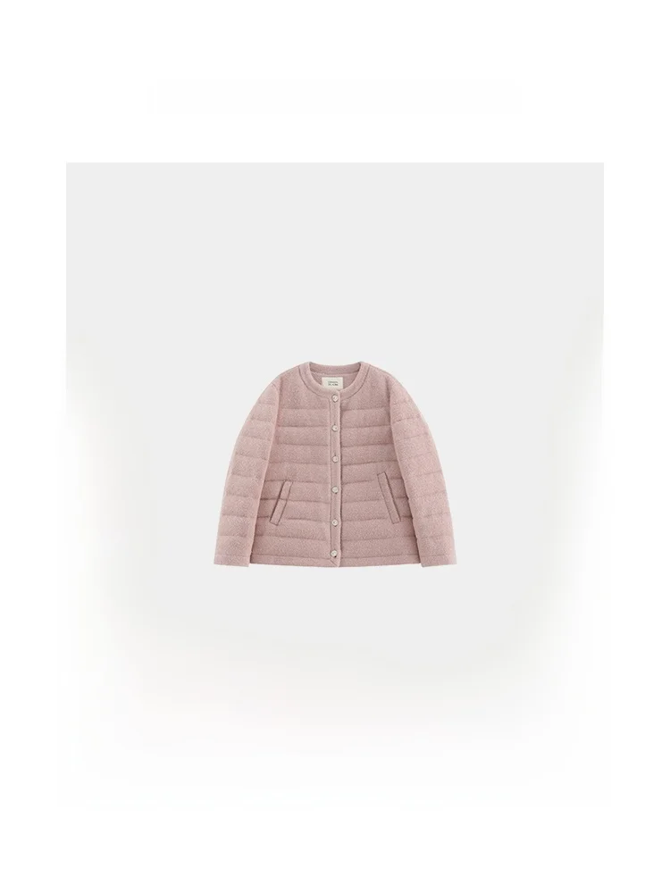 Высококачественная серебристая пуховая куртка из гусиного пуха с круглым вырезом Corazon Del Alma, свободного кроя, для повседневной носки, теплая, для ежедневного использования.
Высококачественная серебристая пуховая куртка из гусиного пуха с круглым вырезом Corazon Del Alma, свободного кроя, для повседневной носки, теплая, для ежедневного использования.